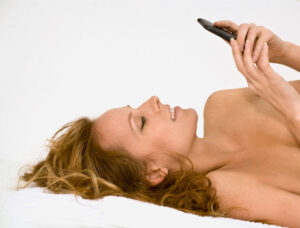 Une femme discute avec son plan cul sur snapchat